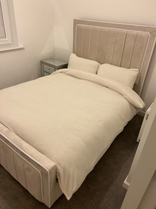 Border Strip with Piping Bed
