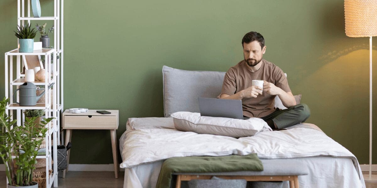 man-bed-with-smartphone
